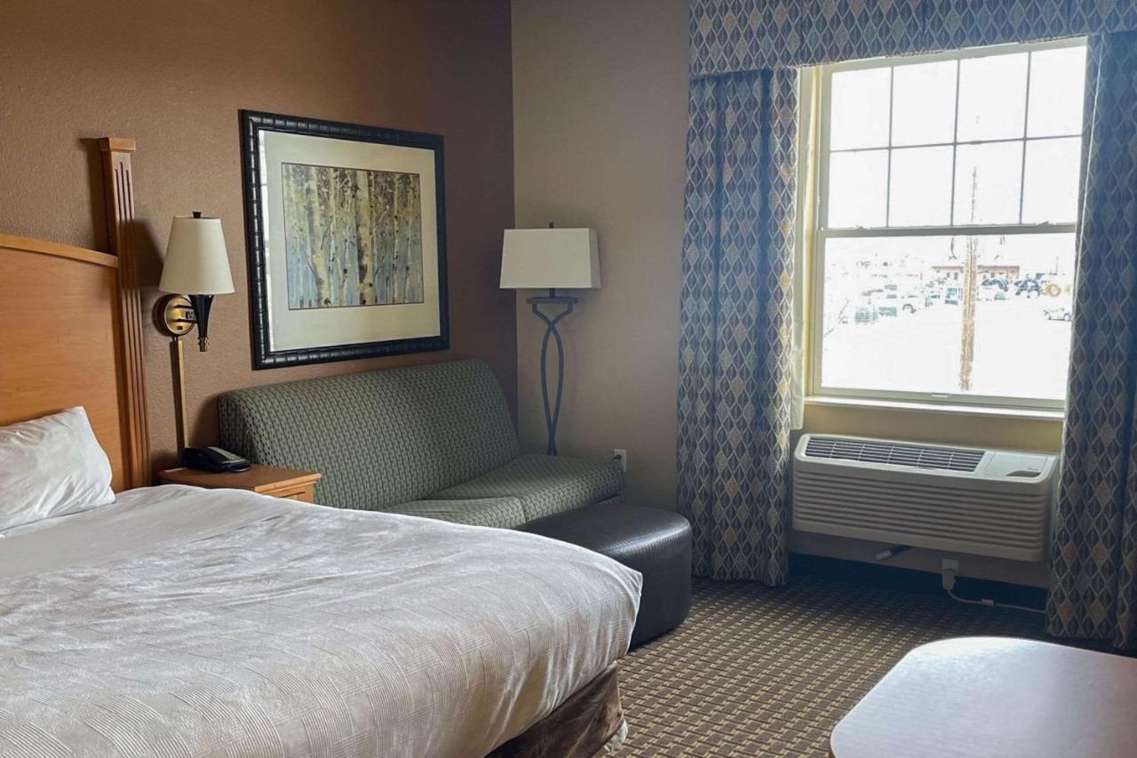 Mainstay Suites Williston Bagian luar foto