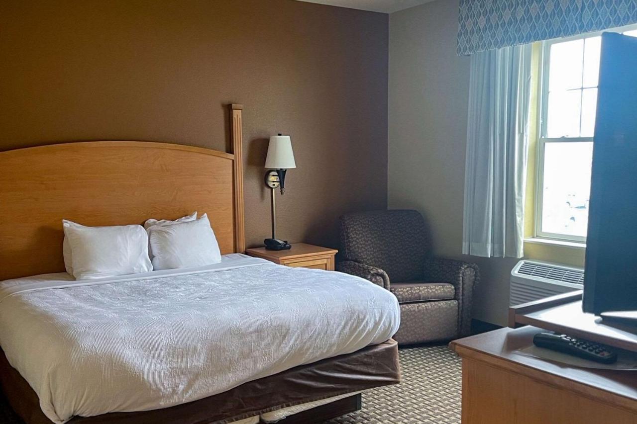 Mainstay Suites Williston Bagian luar foto