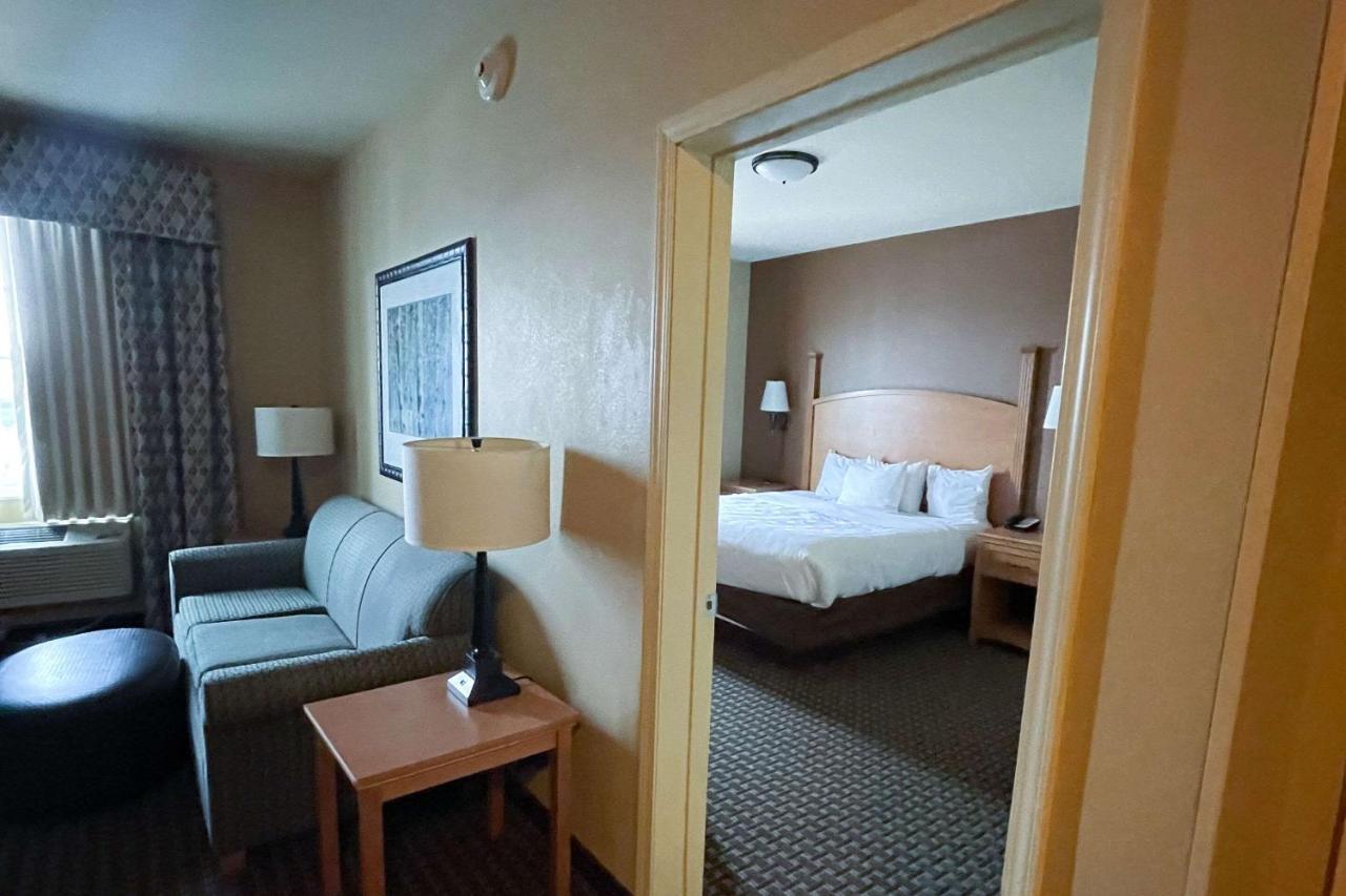 Mainstay Suites Williston Bagian luar foto