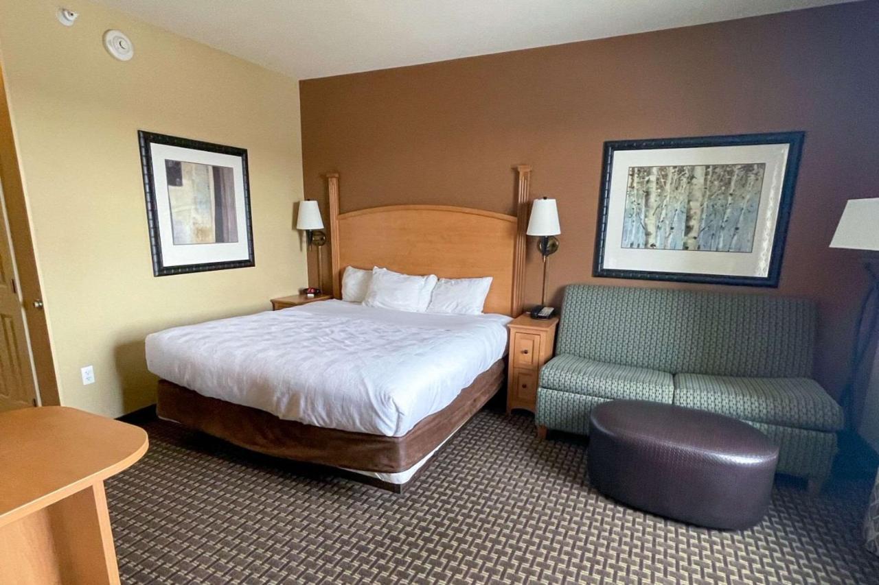 Mainstay Suites Williston Bagian luar foto