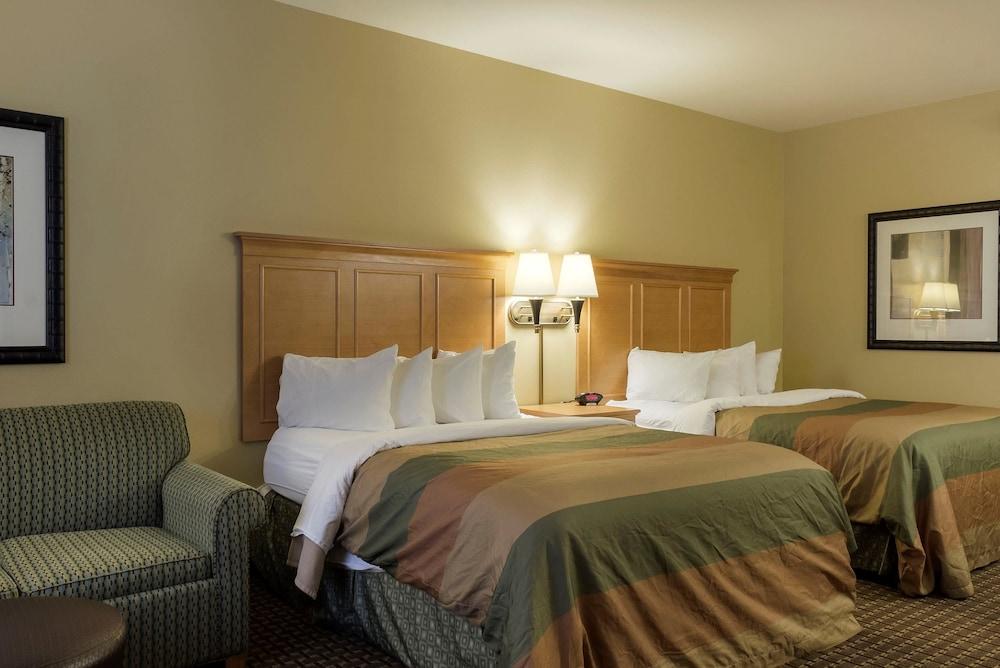 Mainstay Suites Williston Bagian luar foto